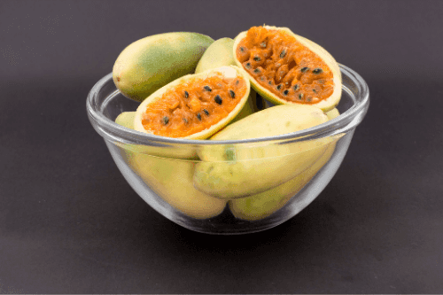 Curuba exotisch fruit in een scaaltje
