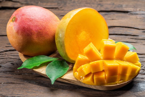 Mango fruit gepresenteerd op een houten dienblad 100% natuurlijk mangosap een verfrissende boost!
