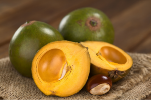 lucuma fruit opgesneden op een tafel
