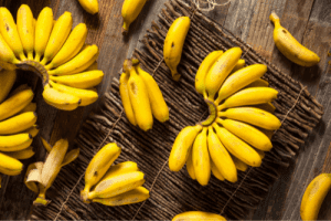 Baby bananen gelegen op een rietje matje Bekendste Zuid- Amerikaanse vruchten