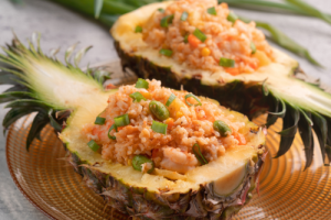 Gevulde ananas met rijst Gevulde ananas met rijst en gestoomde groenten