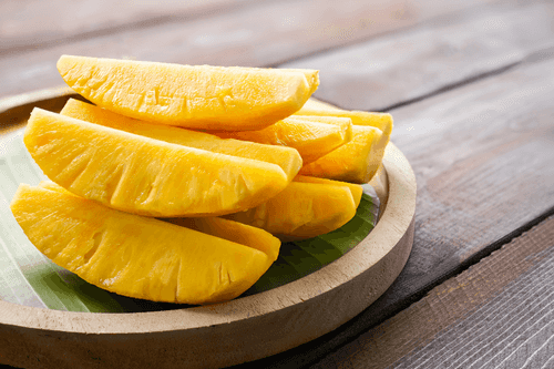 Opengesneden mango op een bord