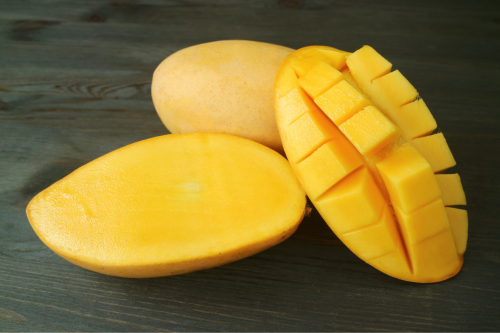 Mango nam dok mai opgesneden zodat je het oranje vruchtvlees kan zien