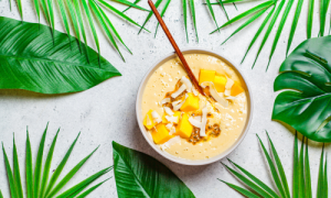 Tropische fruitbowl met mango ijs
