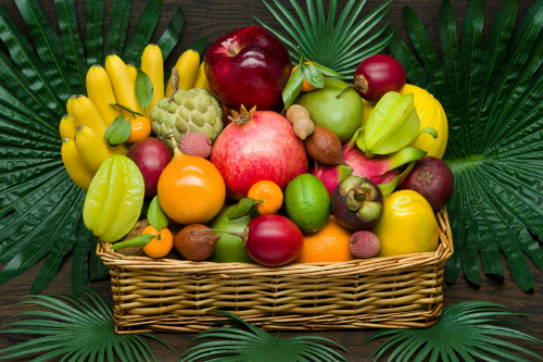 tropisch fruit in een mand 7 Vreemde maar ongelofelijke weetjes over Tropische Vruchten