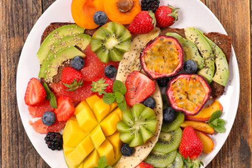 Een bord vol met gezond exotisch fruit