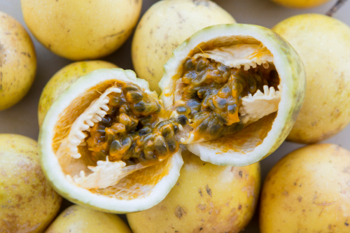 Maracuja's fruit bij elkaar, een opgesneden met vruchtvlees eruit